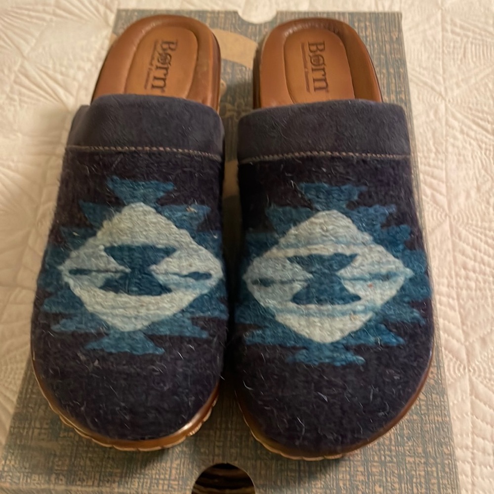 Born Bandy Navy Size 8 Never worn In box